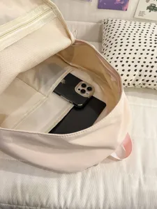 Sac à dos en toile décontracté et spacieux avec plusieurs compartiments intérieurs.