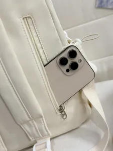 Sac à dos décontracté blanc minimaliste pour femmes, sac de jour léger en nylon avec poche zippée.