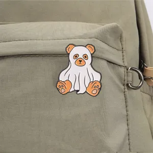 Nahaufnahme des niedlichen Halloween Geist Bär Metallbrosche auf Rucksack Detail.