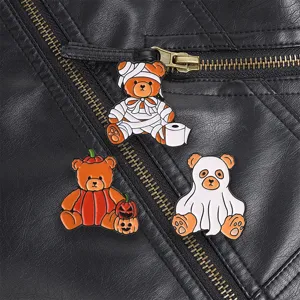 Niedliche Halloween Teddybär Brosche Detailansicht mit Mumie Kürbis und Geist Metall Anstecknadel