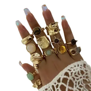 Juego de anillos múltiples de oro vintage con piedras retro irregulares y gemas para la moda de mujer.