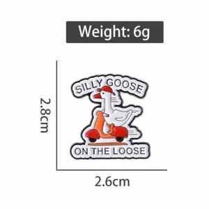Drôle de canard de dessin animé scooter badge en émail, broche citation créative pour sacs à dos.