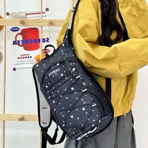 Detailansicht des lässigen schwarzen Rucksacks mit Sternenmuster im Freien mit Riemen.
