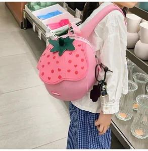 Mochila infantil con diseño de fresa rosa y divertidos corazones para uso diario.
