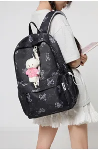 Detailansicht des lässigen schwarzen Rucksacks mit Bärenmuster für Schüler und Studenten.