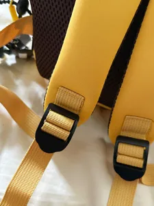 Mochila escolar amarilla para niños con correas ajustables y hebillas resistentes para diario.