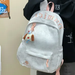 Lässiger minimalistischer Canvas Rucksack mit süßem Puppenanhänger für Damen und Schülerinnen.