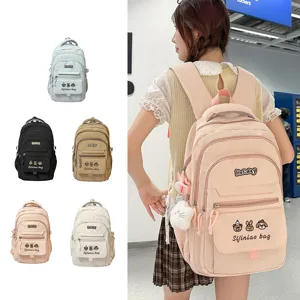 Detailansicht des College-Stil Canvas-Rucksacks mit mehreren Fächern, Bären-Badge und Model.