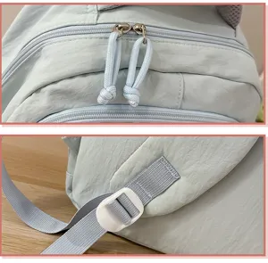 Nahaufnahme der hellblauen Schulrucksack-Reißverschlussschieber und Gurtschnalle.