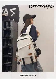 Vista detallada de la mochila escolar casual con gran capacidad y diseño ergonómico para uso diario.