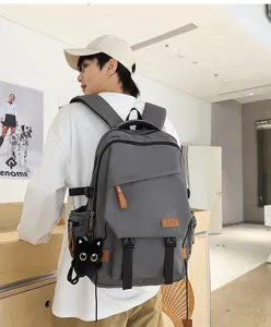 Gran mochila gris de estudiante estilo coreano hombre viaje bolsa escolar con colgante negro.