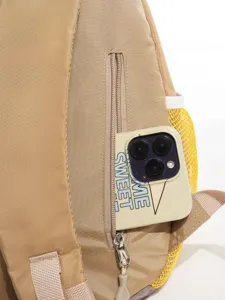Stylisher lässiger Rucksack mit Reißverschlusstasche und Netztasche für Alltag.