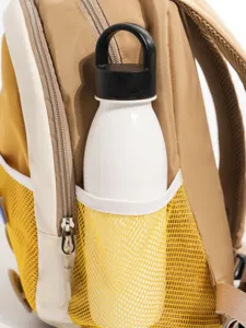 Modischer Color-Block-Rucksack mit seitlicher Netztasche für Freizeit und Alltag ideal.