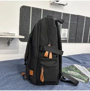 Mochila escolar negra clásica con múltiples bolsillos, gran capacidad para viajes diarios.