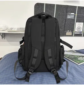 Vista detallada de los tirantes de la mochila negra y el panel de malla transpirable para confort.
