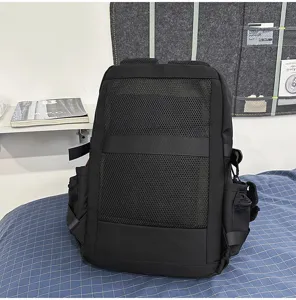Vista de detalle de la mochila negra con panel dorsal de malla transpirable y correas.