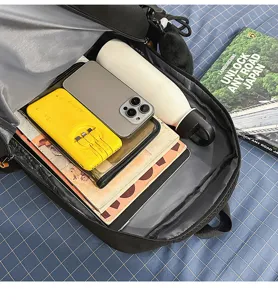Detalle de la gran mochila escolar negra para estudiantes con varios compartimentos.