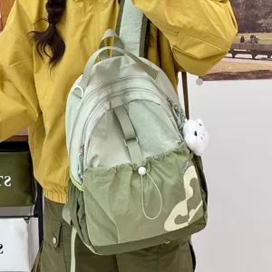 Detailansicht des leichten Freizeit-Rucksacks in Salbeigrün mit praktischen Taschen.