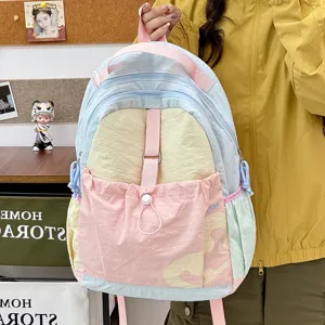 Pastellfarbener Freizeitschnallen-Rucksack für Studenten mit praktischen Taschen für Reisen.