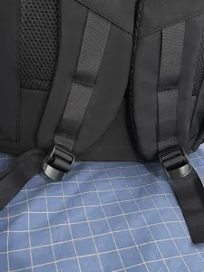 Detalle de correa trasera de mochila escolar negra con acolchado de malla y hebillas.