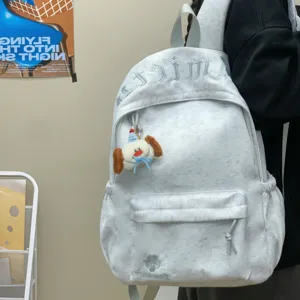 Lässiger minimalistischer Rucksack mit großem Fassungsvermögen, weichem Stoff und feiner Stickerei.