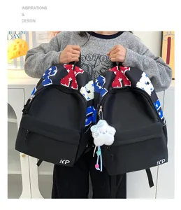 Detailansicht des stilvollen Rucksacks mit auffälligem Sternenmuster und süßem Plüschanhänger.