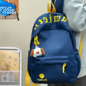 Detailansicht eines süßen dunkelblauen Freizeitrucksacks mit gelben Trägern und Stickerei.