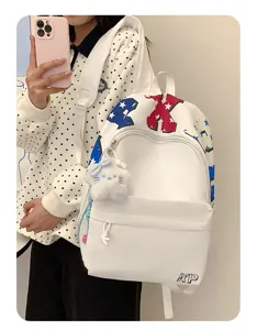 Koreanischer weißer Rucksack mit großem Fassungsvermögen und bunten Sternen und Anhänger.