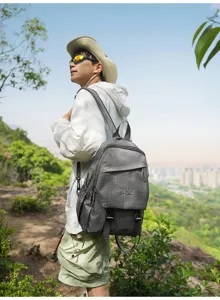 Grauer Karomuster Outdoor Rucksack mit Klappe und Schnalle, lässiger Reise Daypack für Wandern.