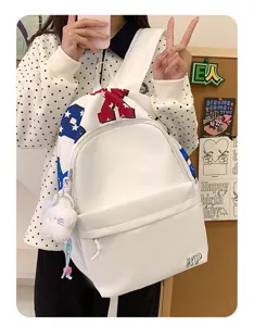 Stilisierter weißer Rucksack mit Grafikdruck, großer Kapazität für Alltag und Schule.