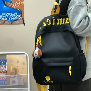 Lässiger, einfacher, großer schwarzer Rucksack mit gelben Trägern und stilvollen Stickereien.