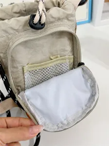 Vista dettagliata della borsa a tracolla tattica con tasca interna in rete e scomparti utili.