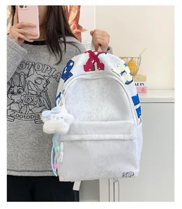 Stabiler grauer Canvas Freizeitrucksack mit großem Buchstabenprint und viel Stauraum für den Alltag.