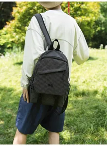 Nahaufnahme des schwarzen Karo-Outdoor-Taktikrucksacks in der Natur, zeigt Gurt und Tasche.