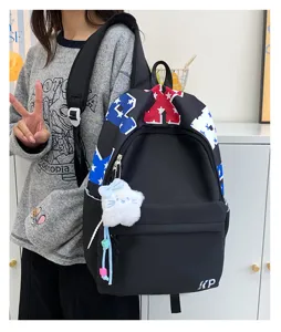 Stylischer, lässiger schwarzer Schulrucksack mit viel Platz für den täglichen Weg zur Arbeit.