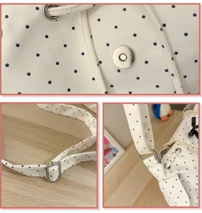 Λεπτομέλεια τσάντας canvas bucket bag με πουά σχέδιο, μεταλλικό κούμπωμα και ρυθμιζόμενο λουρί.