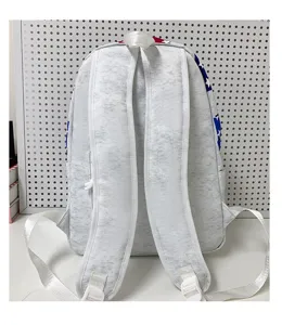 Detailansicht des lässigen grauen Rucksacks mit verstellbaren Schulterriemen und dem Muster.