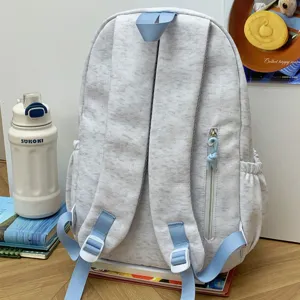 Detailansicht des lässigen minimalistischen Rucksacks mit großem Fassungsvermögen.
