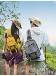 Detailansicht der Gorpcore Outdoor Umhängetasche mit Karomuster zum Wandern und Reisen.