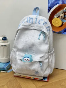 Lässiger minimalistischer grauer Rucksack mit Plüschanhänger und großem Stauraum für den Alltag.