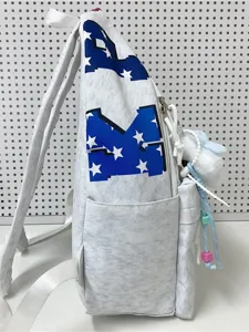 Freizeittauglicher grauer Rucksack mit blauem Sternenmuster, grosse Kapazitaet fuer Alltag.
