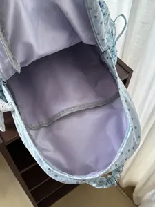 Hellblauer Pünktchen Rucksack mit geräumigem Innenfach und mehreren Taschen für den täglichen Gebrauch.