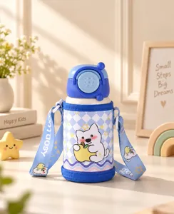 Détail de bouteille isotherme en acier inoxydable avec sangle à carreaux et motif chien.