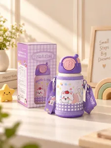 Vue détaillée de la tasse isotherme en acier inoxydable pour enfants avec sangle et housse.