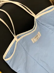 Casual μεγάλη τσάντα shopper από νάιλον με λεπτά τιραντάκια αντίθεσης για καθημερινή χρήση.