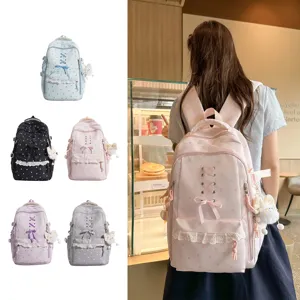 Vista detallada de la bonita mochila kawaii de lunares y estrellas con encaje y lazo.