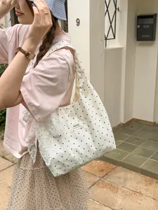 Stilvolle Damen Segeltuch Umhaengetasche mit Polka Dot Muster und Suessem Spitzenbesatz