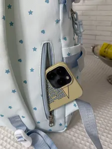 Mochila escolar azul claro con estampado de estrellas, bolsillo frontal y correas para estudiantes.