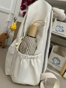 Sac à dos blanc décontracté en toile avec poche latérale pour un parapluie et voyages.