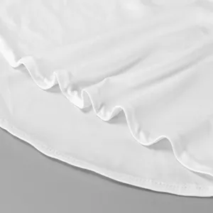 Primo piano del tessuto per foulard in lino cristallo bianco con cuciture pulite.